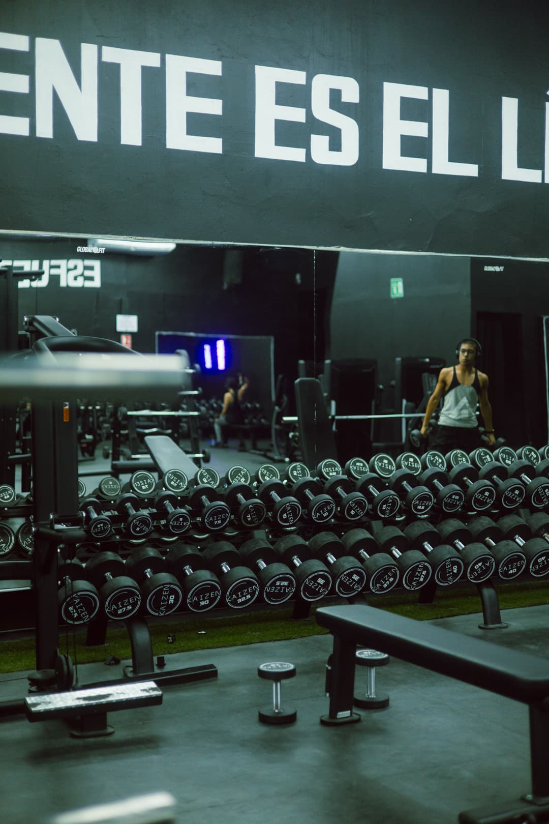 Rack de mancuernas y área de pesas